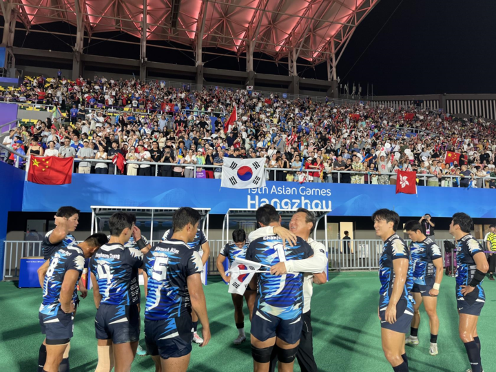 韩国橄榄球国家队在杭州亚运会上获得银牌后，受到了韩国橄榄球协会主席崔润的鼓励。